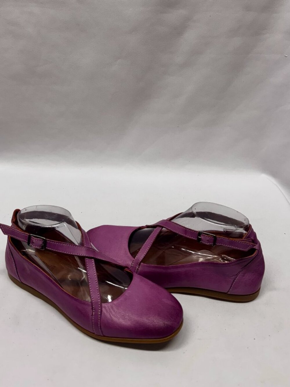 MIZ MOOZ WOMEN'S CRISS CROSS STRAPS LEATHER FLATS VIOLET 37EU / 7US T-220